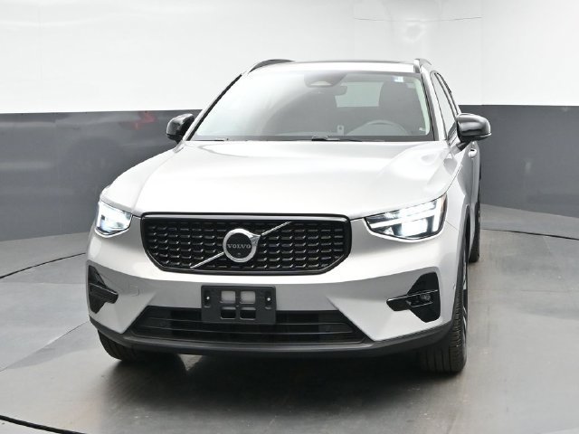 Used 2023 Volvo XC40 B5 Ultimate w/ Protection Package Premier AWD/4WD image 3