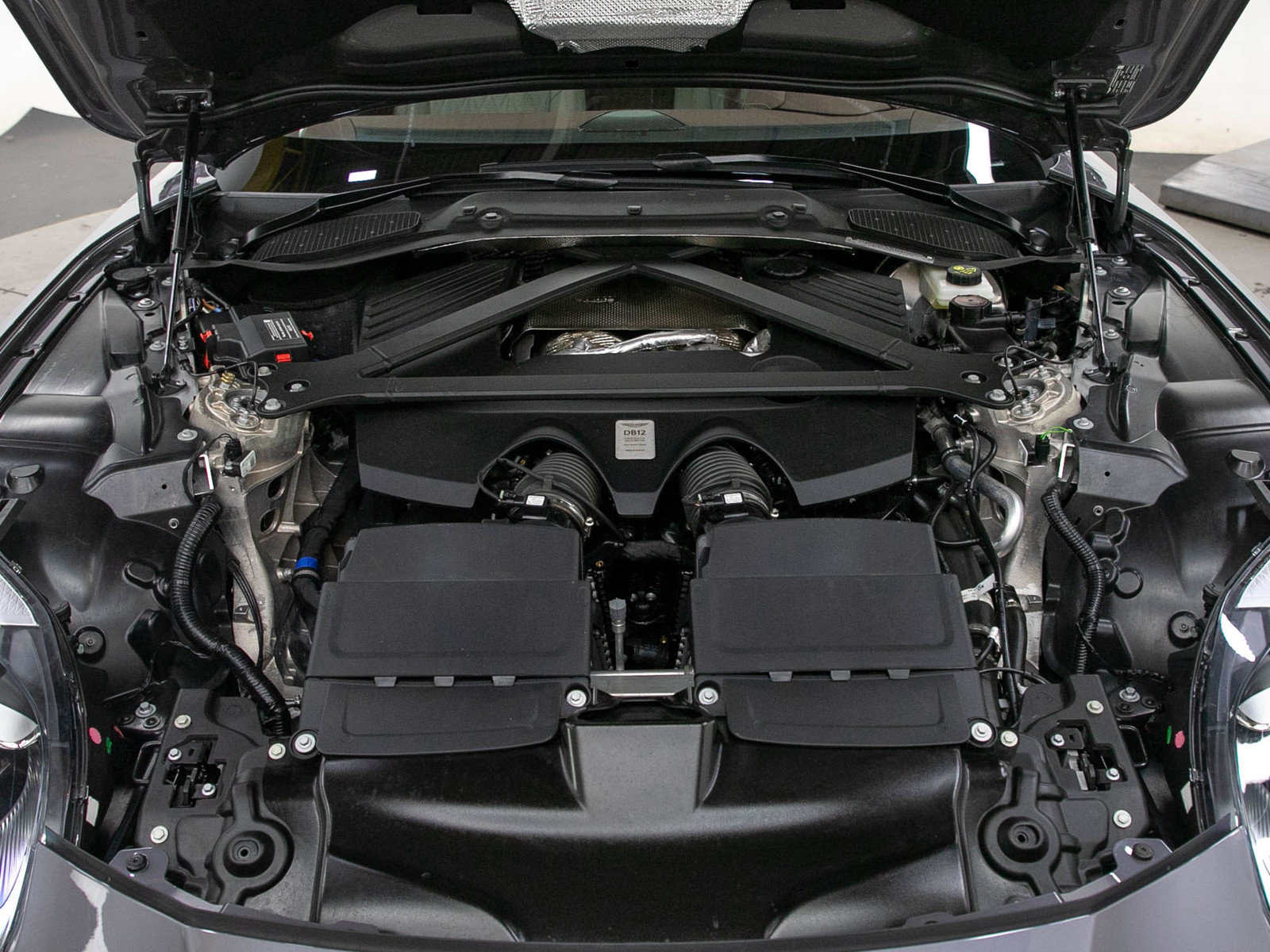 Used 2025 Aston Martin DB12 Coupe RWD image 26