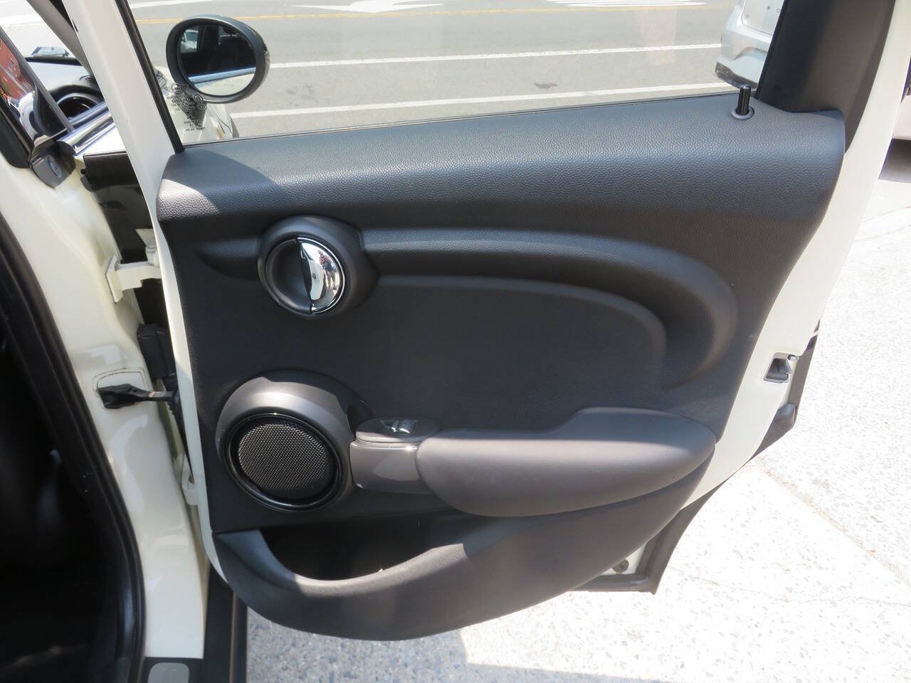 Used 2019 MINI Cooper 4-Door Hardtop w/ Signature Upholstery Package FWD image 30
