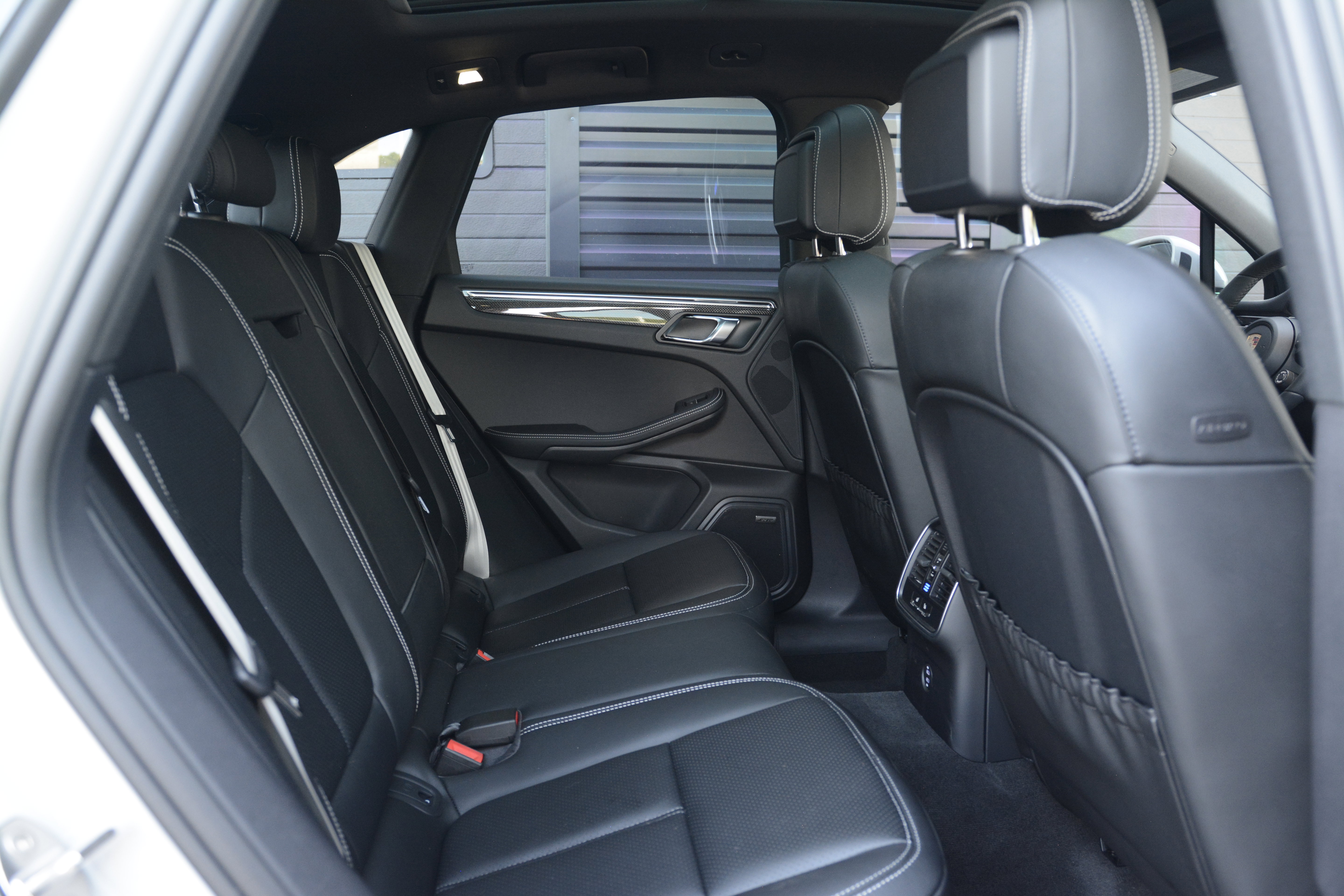Certified 2026 Porsche Macan Turbo AWD/4WD image 34