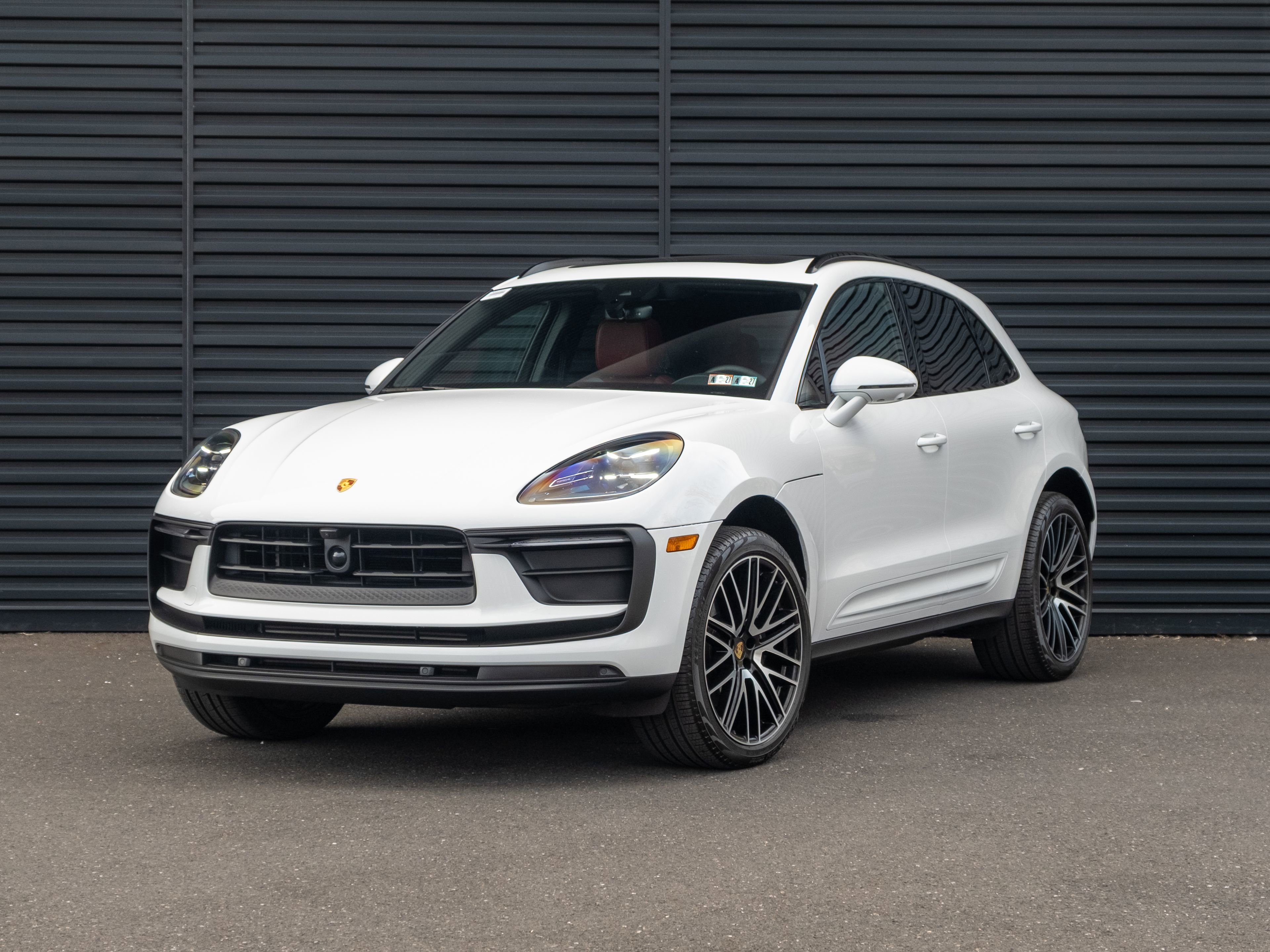 Certified 2025 Porsche Macan image 1