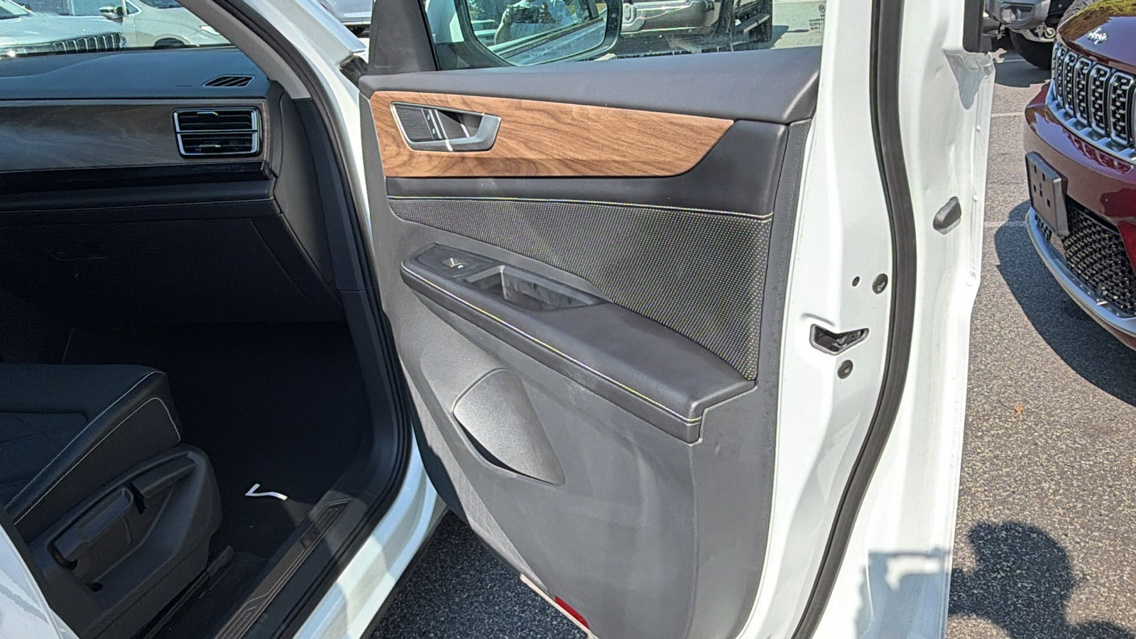 Used 2025 Volkswagen Atlas SE FWD image 18