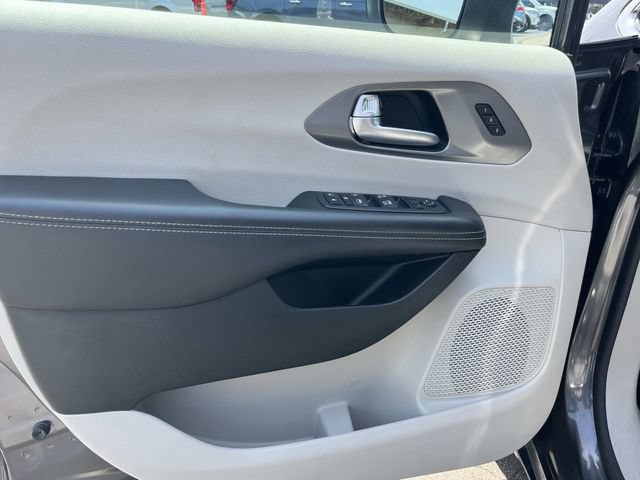 Used 2023 Chrysler Pacifica Touring-L FWD image 26