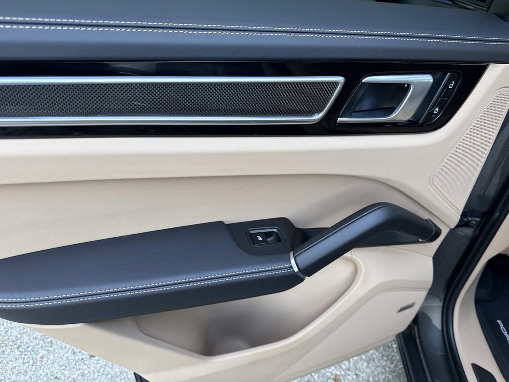 Used 2022 Porsche Cayenne GTS AWD/4WD image 12
