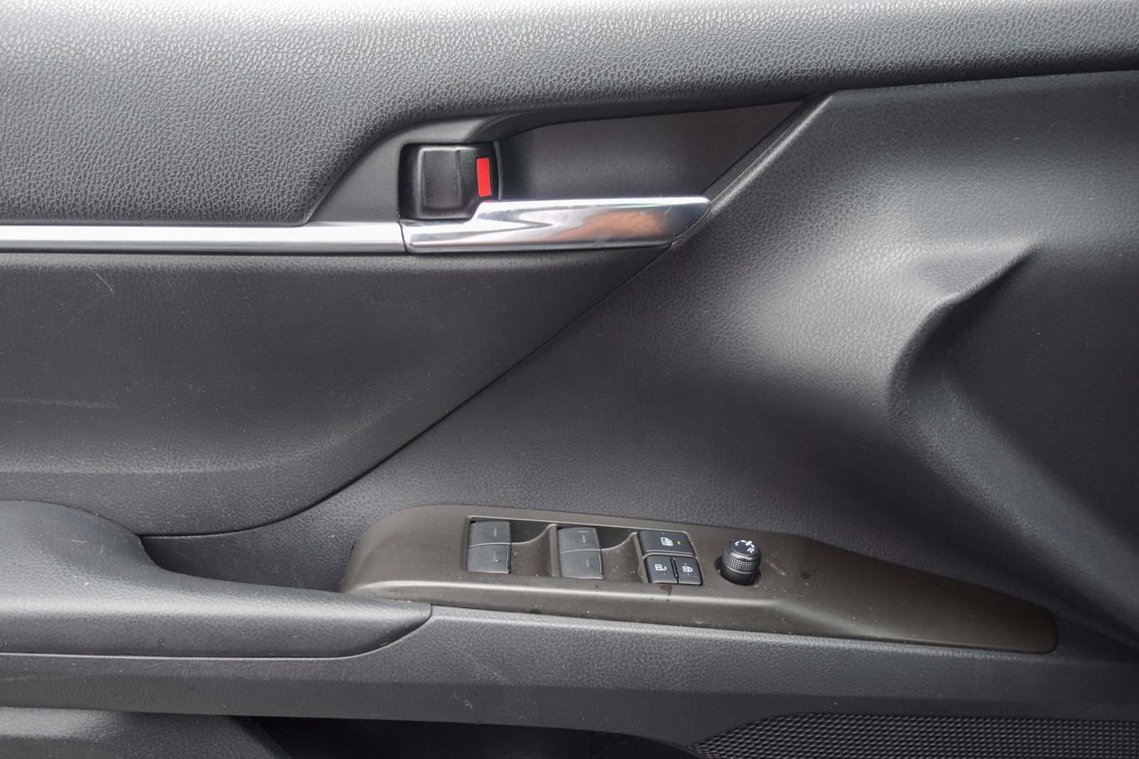 Used 2022 Toyota Camry SE FWD image 16
