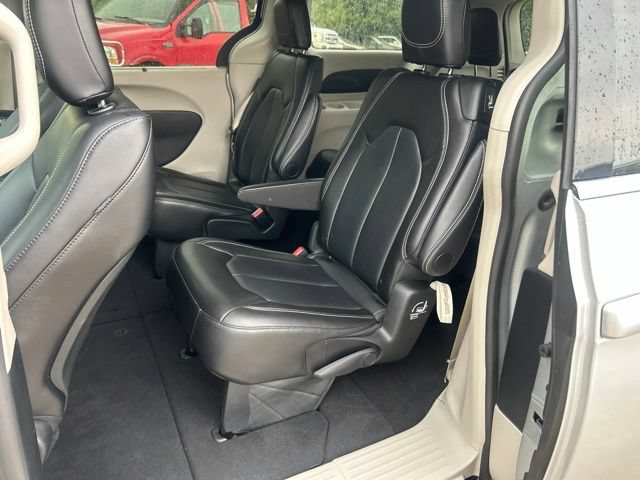 Used 2024 Chrysler Pacifica Touring-L FWD image 19