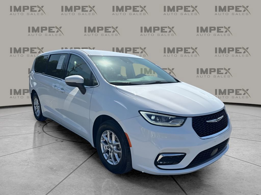 Used 2023 Chrysler Pacifica Touring-L FWD image 7