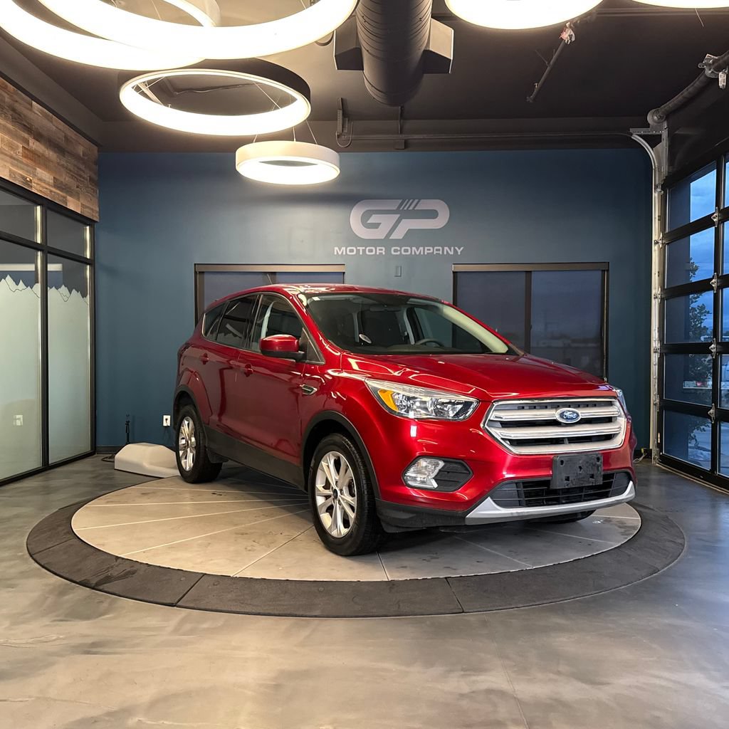 Used 2019 Ford Escape SE FWD image 1