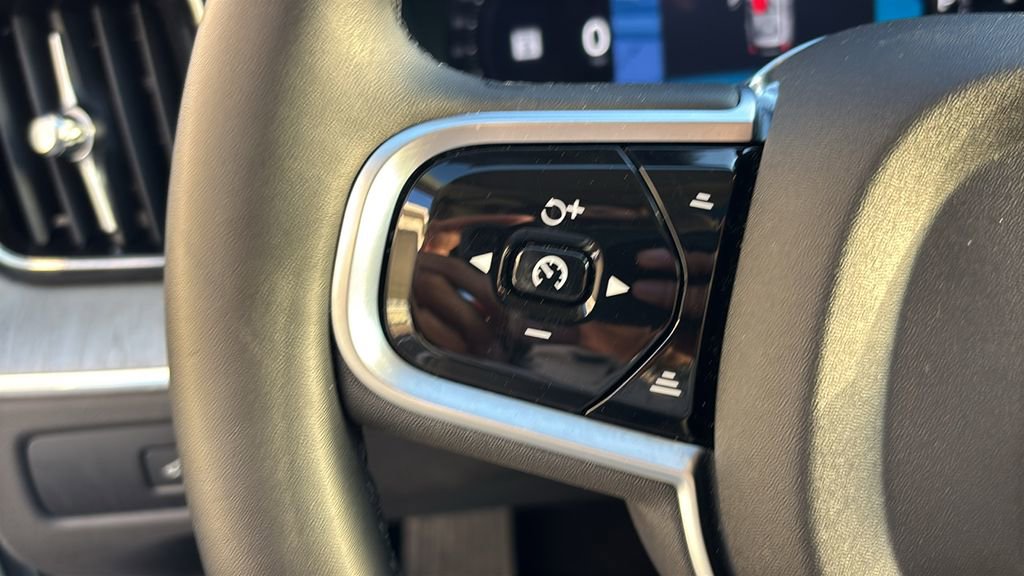 Certified 2025 Volvo XC60 B5 Plus AWD/4WD image 16
