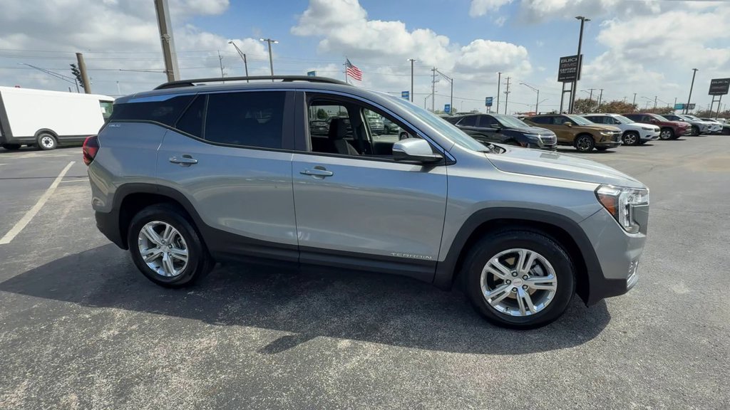 Used 2024 GMC Terrain SLE w/ Driver Convenience Package FWD image 2