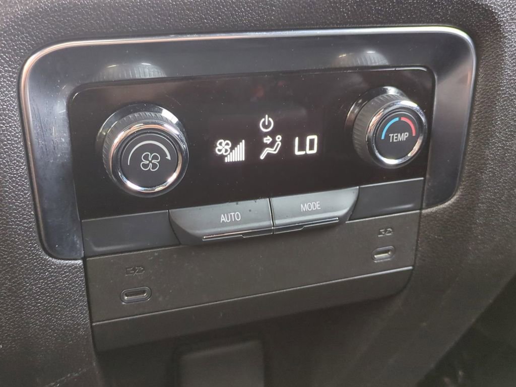 Used 2025 Chevrolet Suburban Z71 AWD/4WD image 18