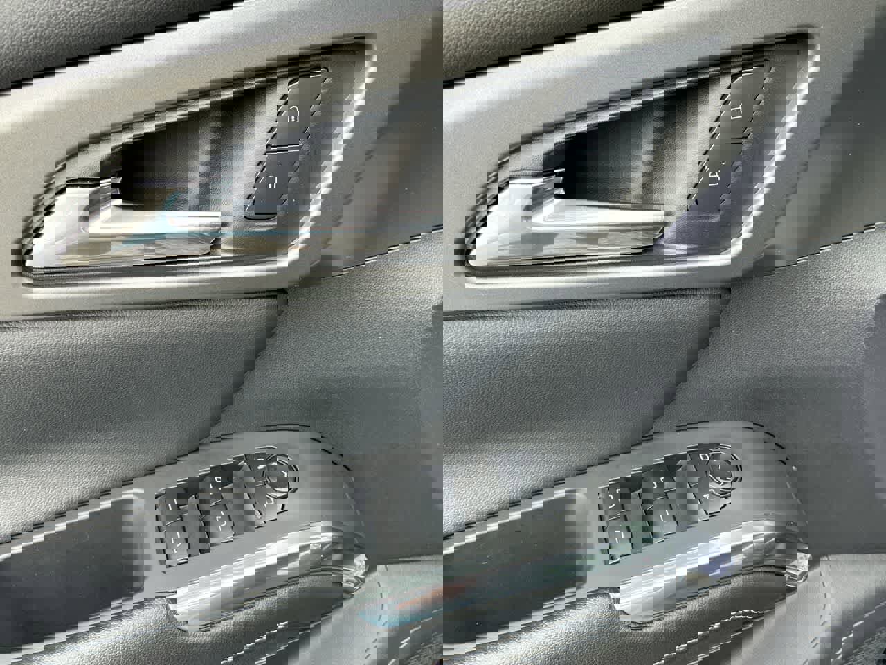 Used 2025 Chevrolet Traverse LT image 23