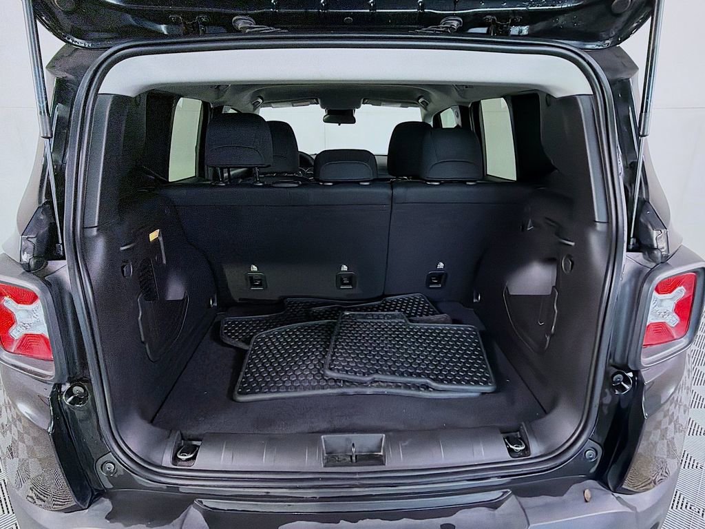 Used 2023 Jeep Renegade Latitude image 26