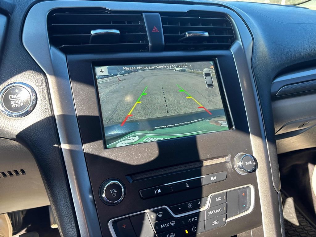 Used 2017 Ford Fusion SE w/ Fusion SE Technology Package image 18