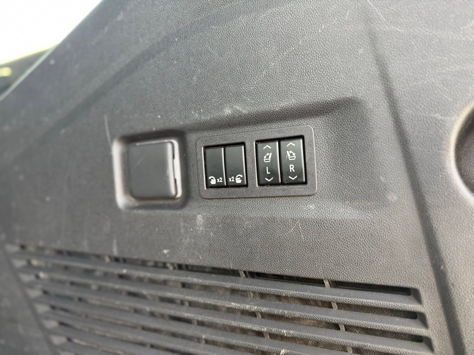 Used 2023 Chevrolet Suburban Premier image 36