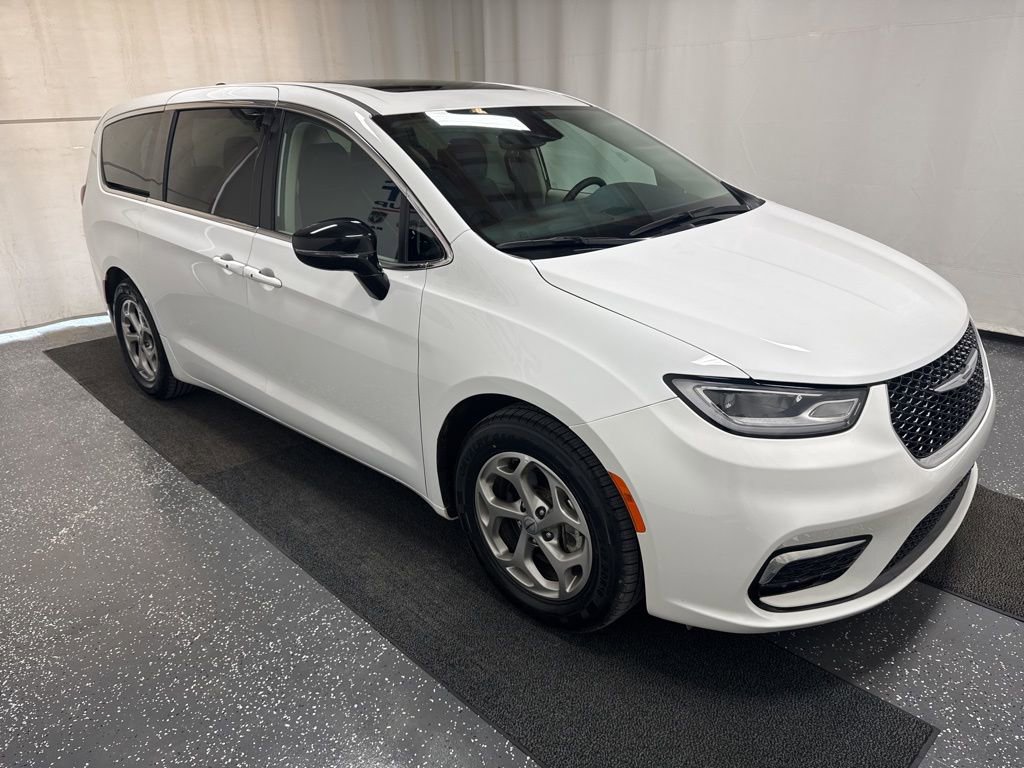 Used 2024 Chrysler Pacifica Limited w/ Uconnect Theater Family Group image 4