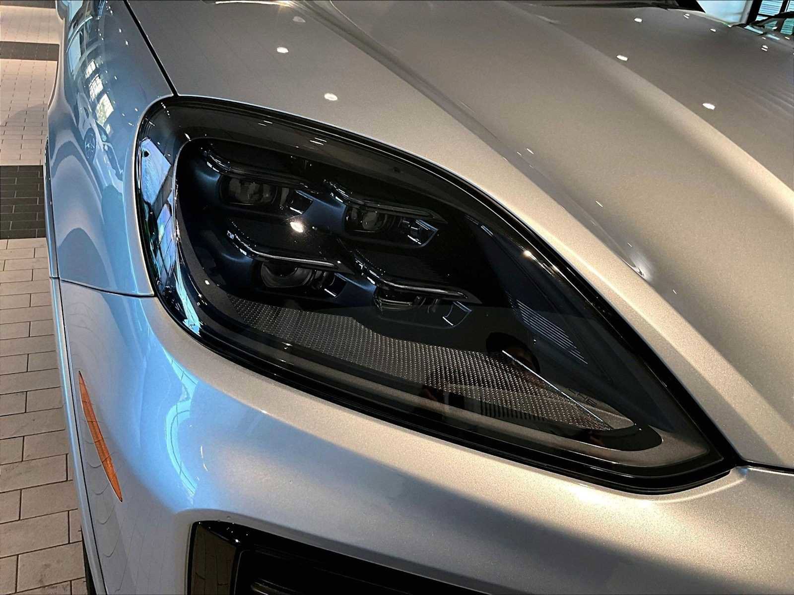 Used 2025 Porsche Cayenne GTS w/ Premium Package image 15