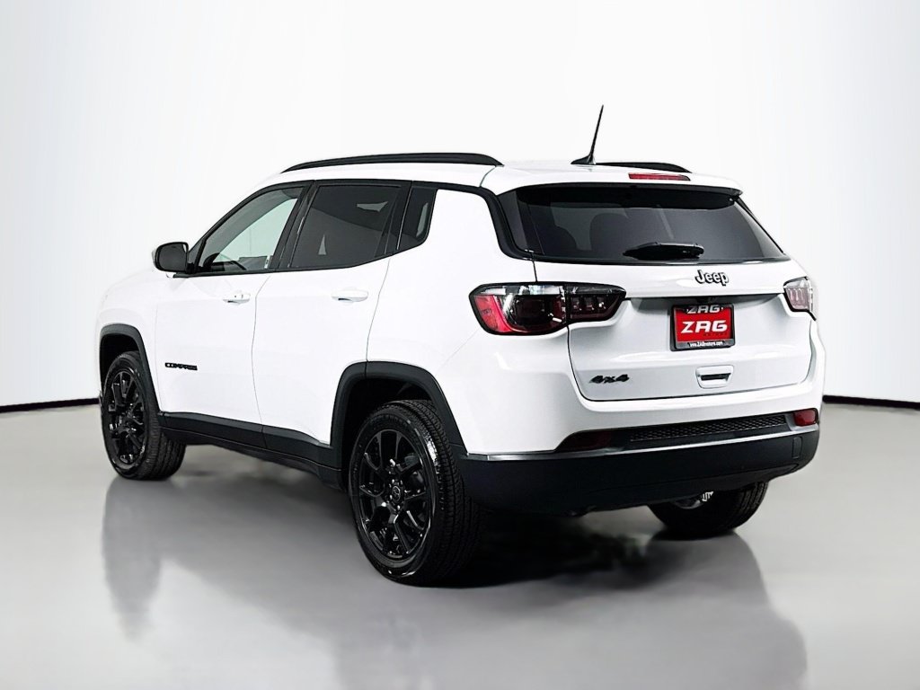 Used 2025 Jeep Compass Latitude w/ Altitude Special Edition AWD/4WD image 3