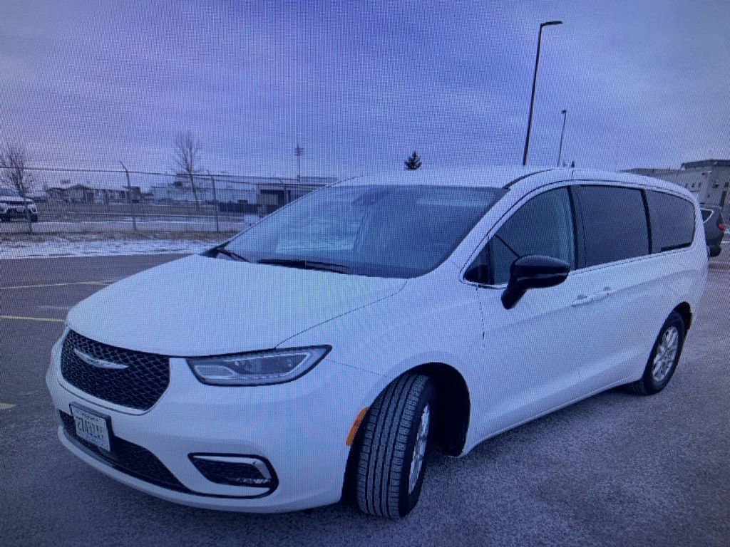 Used 2024 Chrysler Pacifica Touring-L image 2