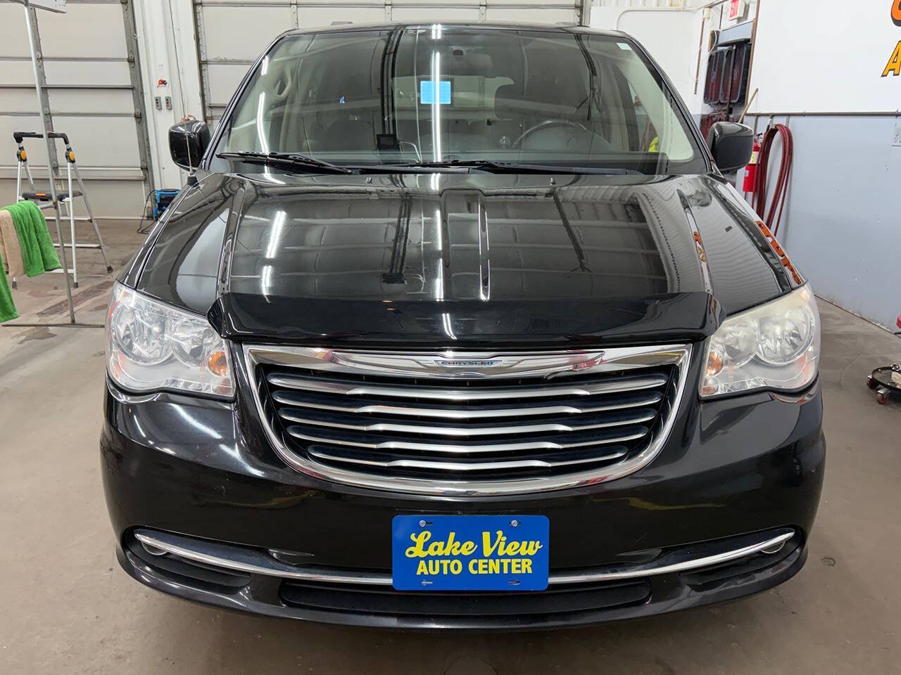 Used 2015 Chrysler Town & Country Touring FWD image 3