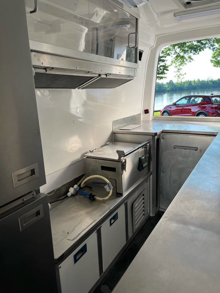 Used 2022 Mercedes-Benz Sprinter 4500 image 30