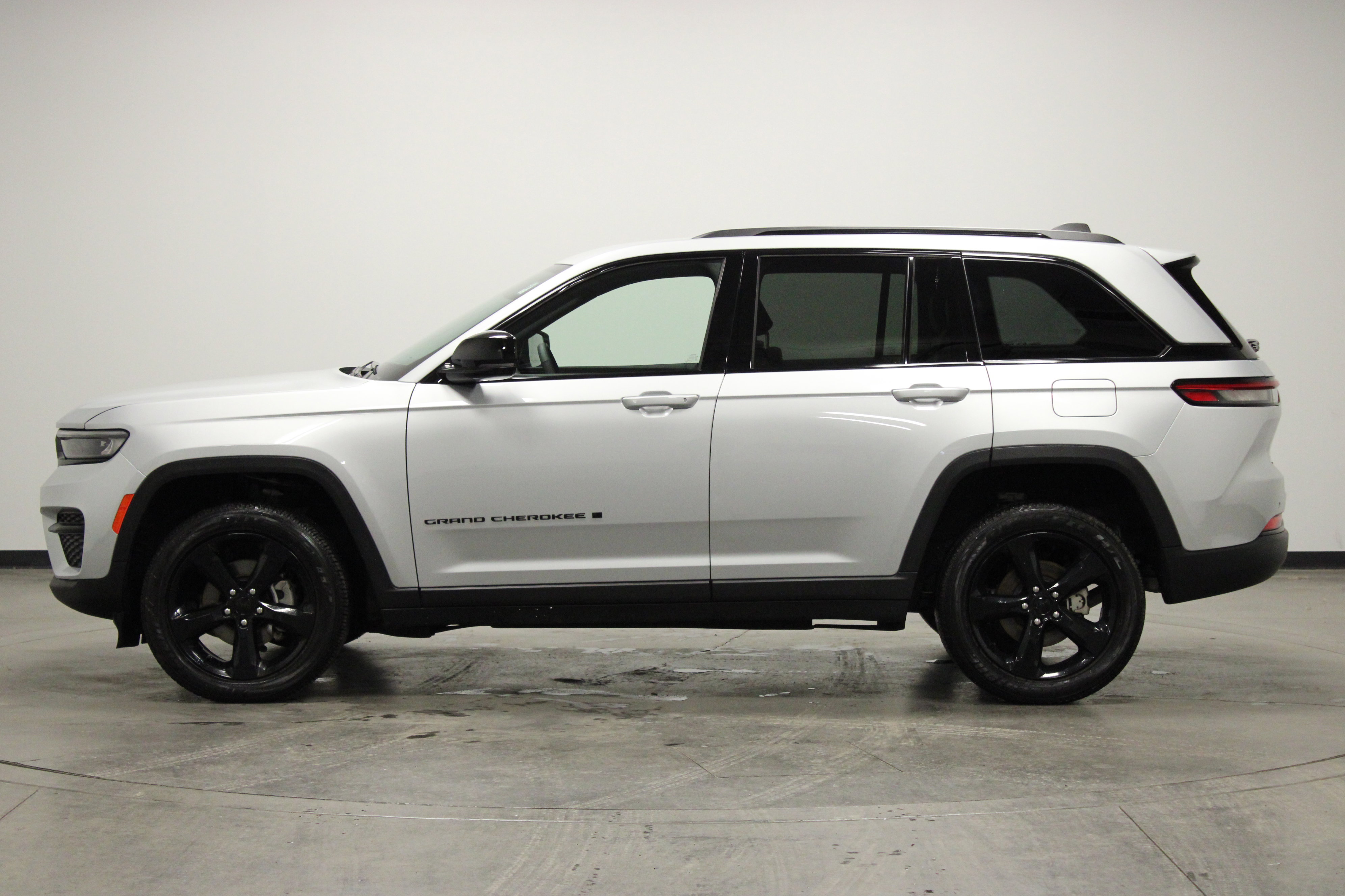 Used 2023 Jeep Grand Cherokee Altitude image 5