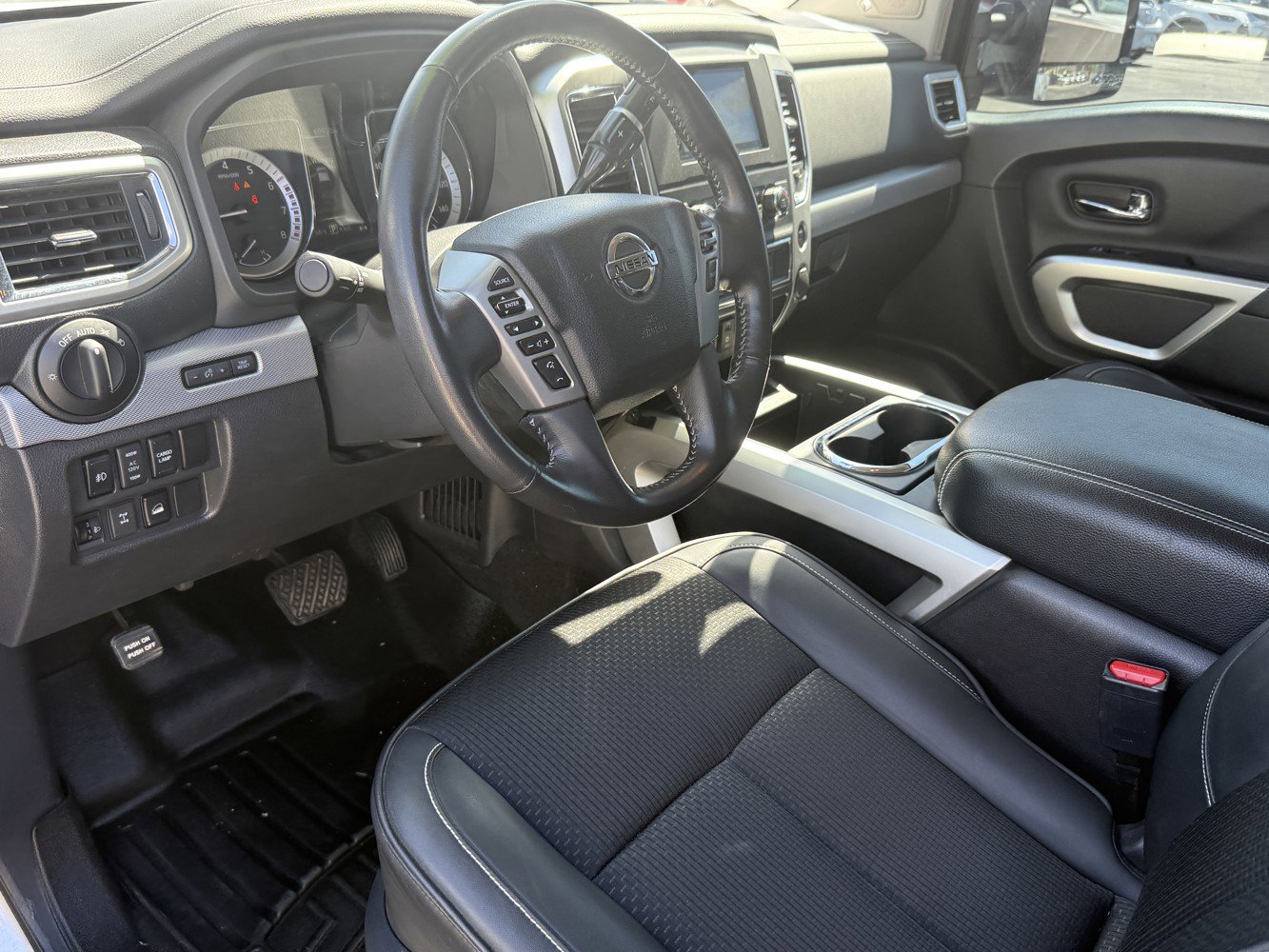 Used 2018 Nissan Titan PRO-4X w/ Pro-4x Utility Package image 10