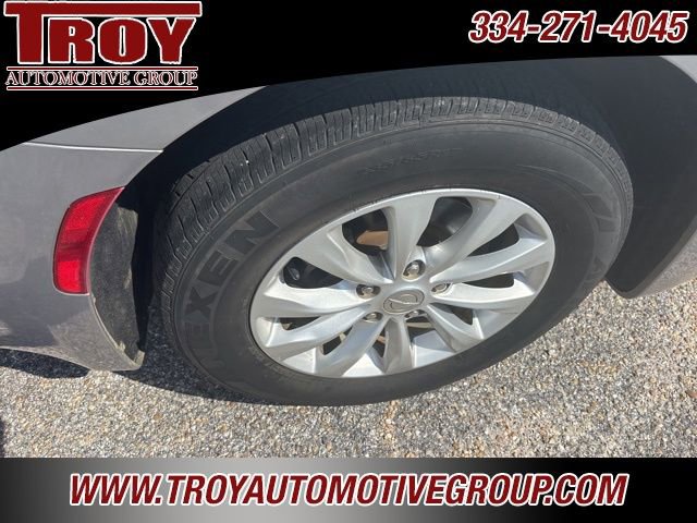 Used 2018 Chrysler Pacifica Touring-L image 16