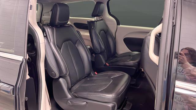 Used 2022 Chrysler Pacifica Touring-L FWD image 25