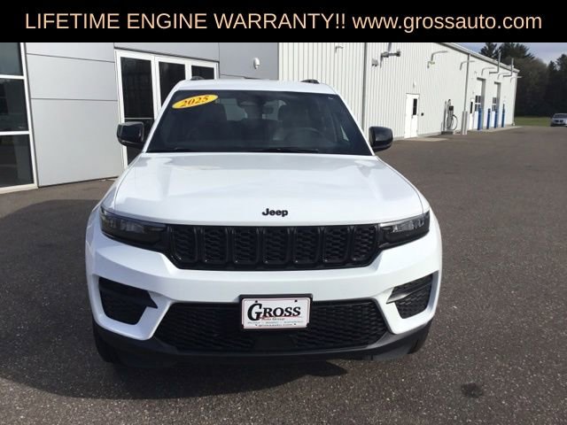 Used 2025 Jeep Grand Cherokee Altitude AWD/4WD image 3