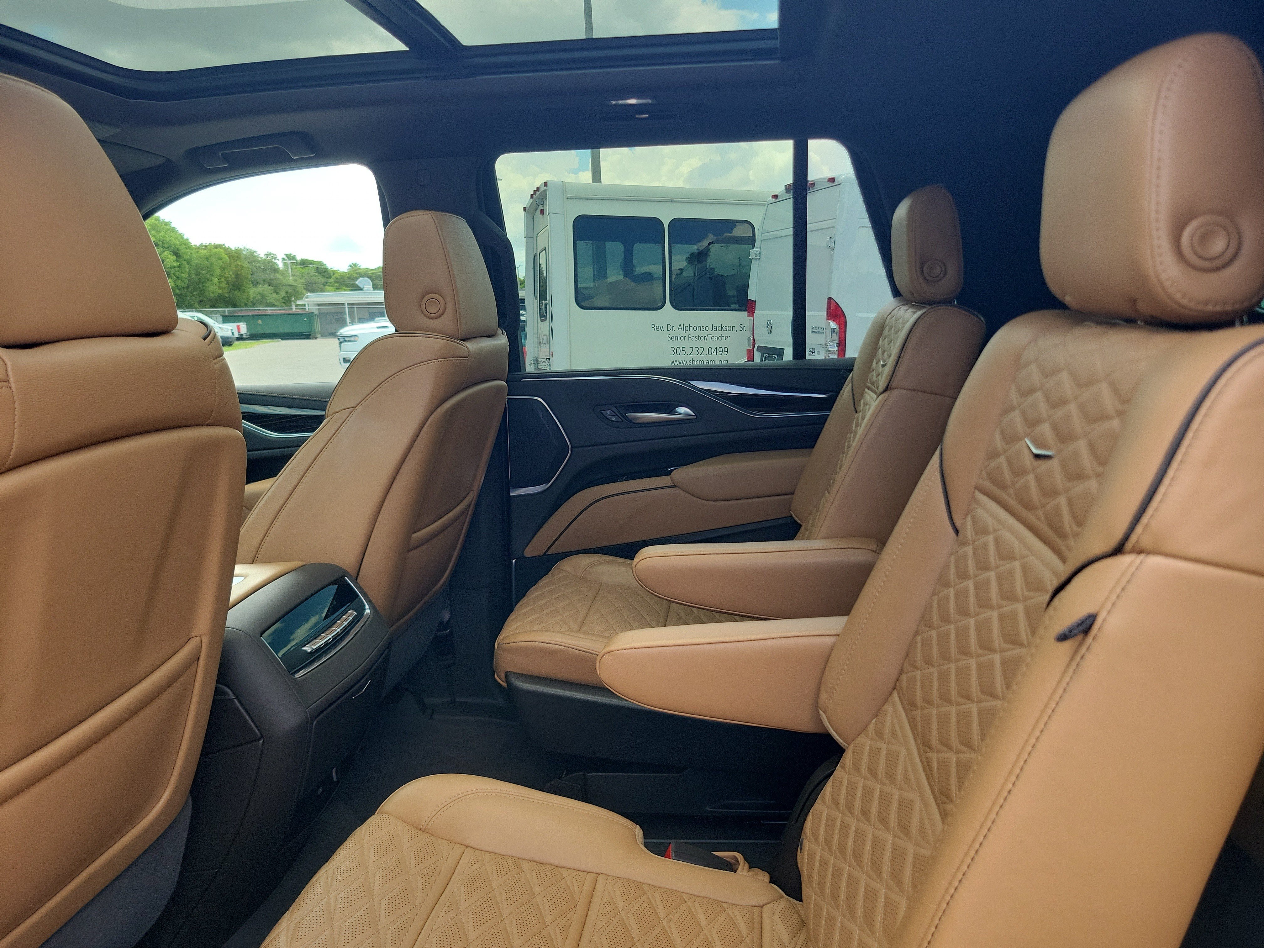Used 2023 Cadillac Escalade Premium Luxury w/ LPO, Radiant Package AWD/4WD image 13