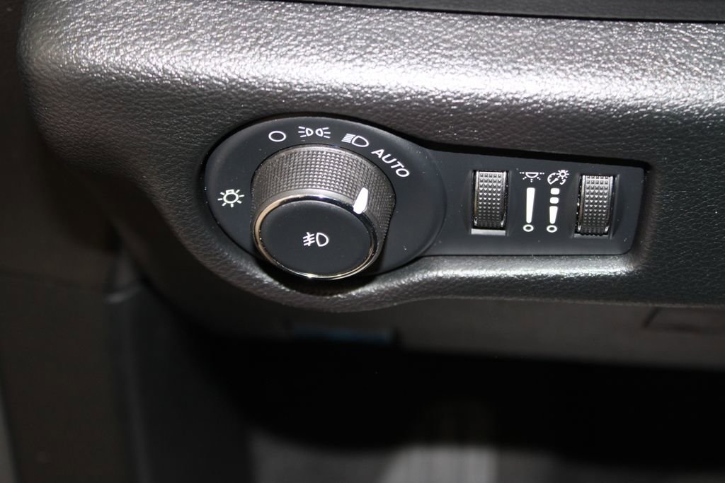 Used 2025 Chrysler Pacifica Select image 37