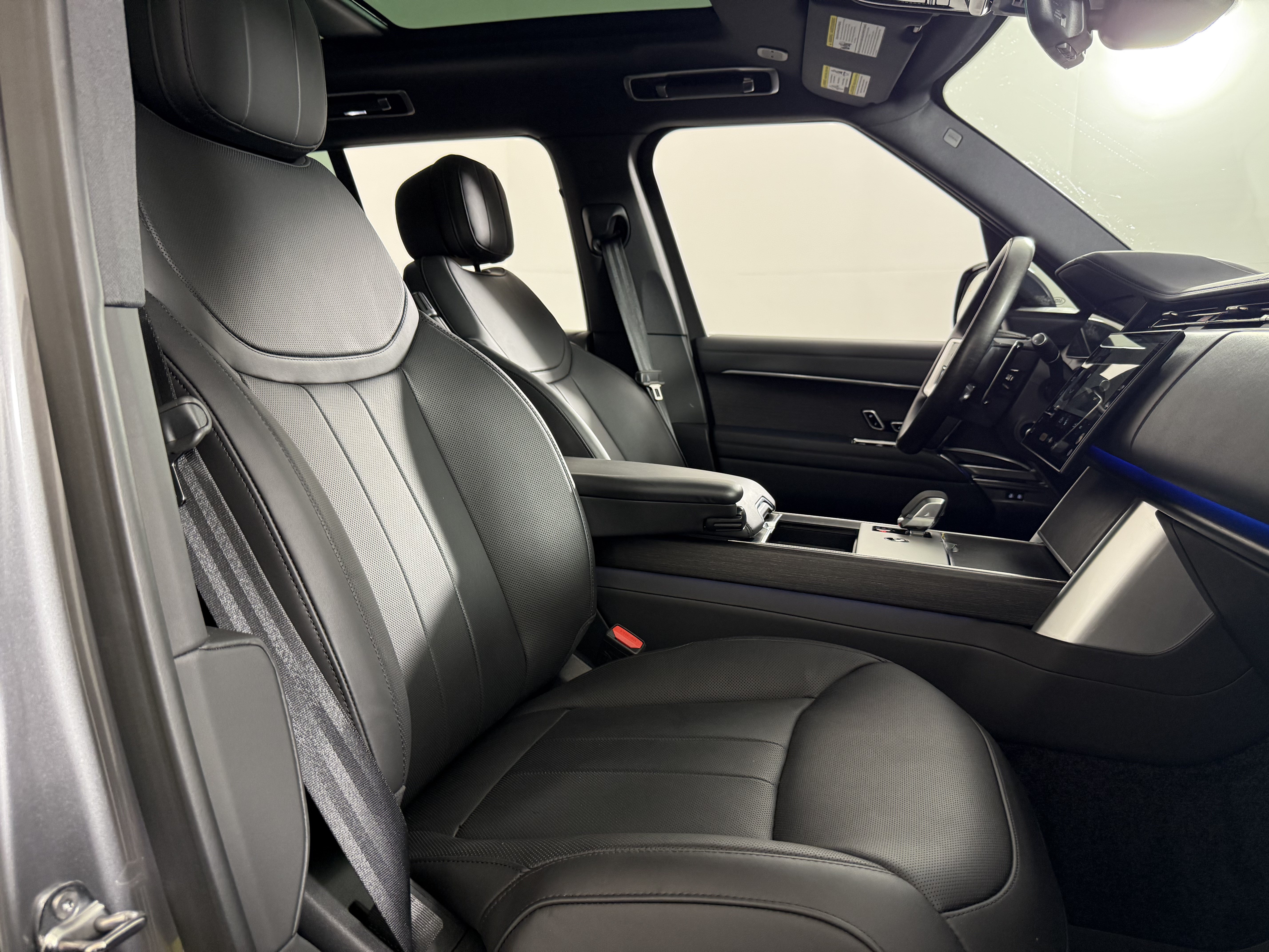 Certified 2025 Land Rover Range Rover SE AWD/4WD image 25