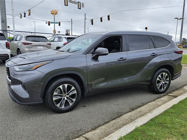 Used 2024 Toyota Highlander XLE image 3