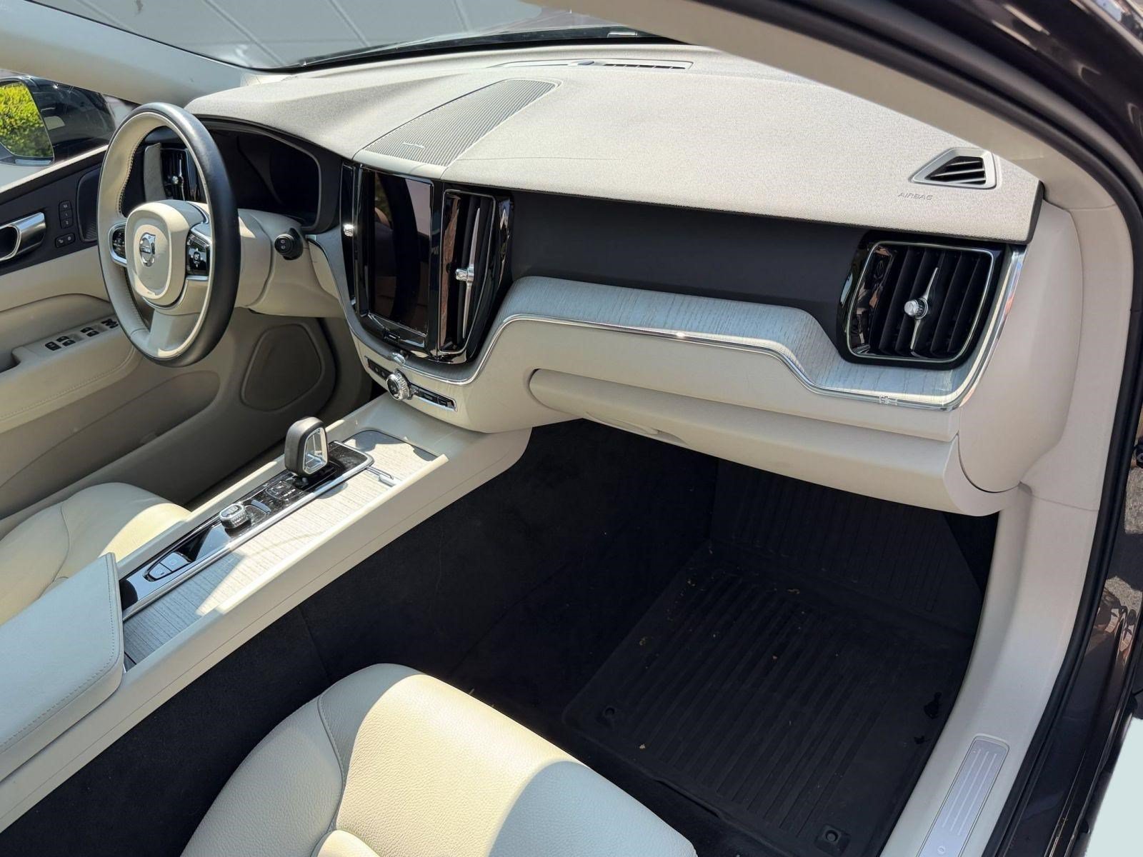 Certified 2025 Volvo XC60 B5 Plus w/ Protection Package Premier AWD/4WD image 31