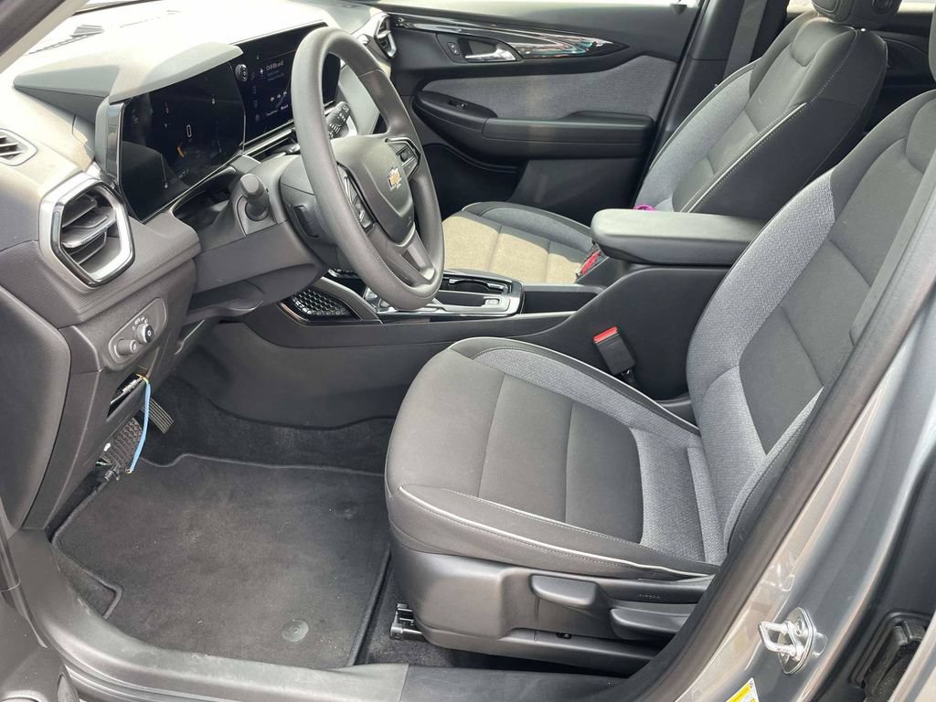 Used 2025 Chevrolet TrailBlazer LT AWD/4WD image 12