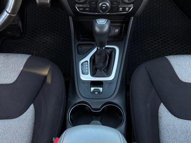 Used 2014 Jeep Cherokee Latitude w/ Cold Weather Group FWD image 26