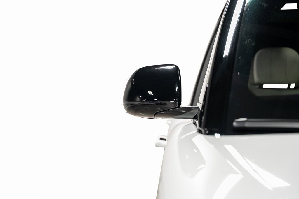 Used 2025 Land Rover Range Rover SE image 11