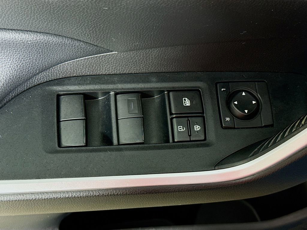 Used 2020 Toyota RAV4 XLE FWD image 17