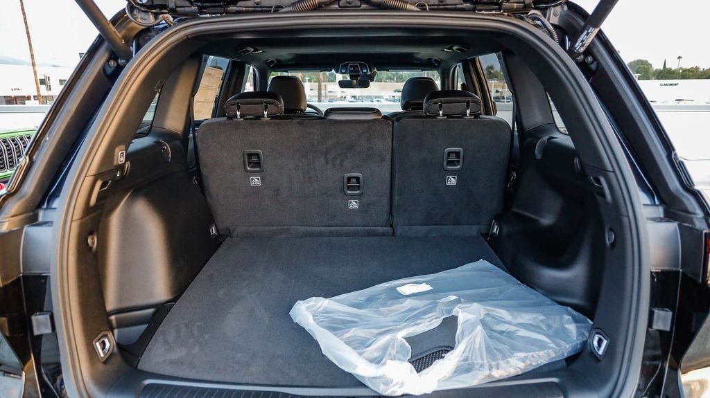 New 2025 Jeep Grand Cherokee Altitude image 27