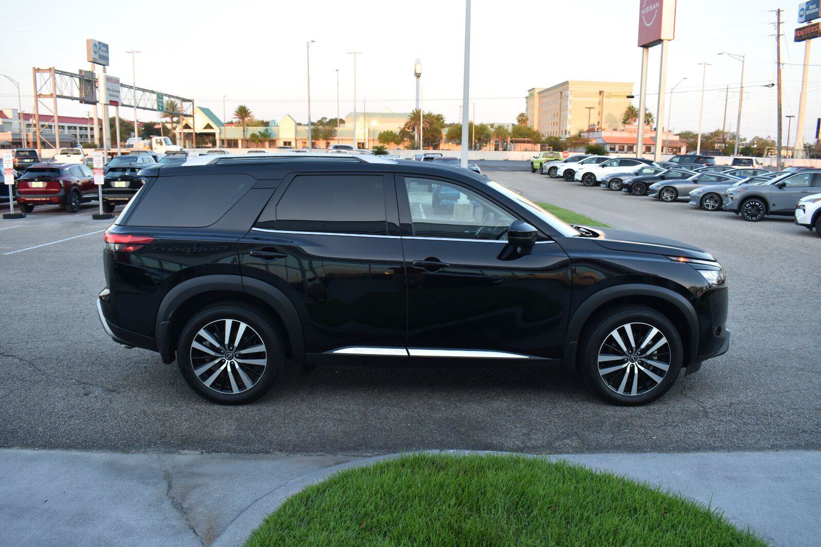 Used 2025 Nissan Pathfinder Platinum w/ Black Appearance Package FWD image 17