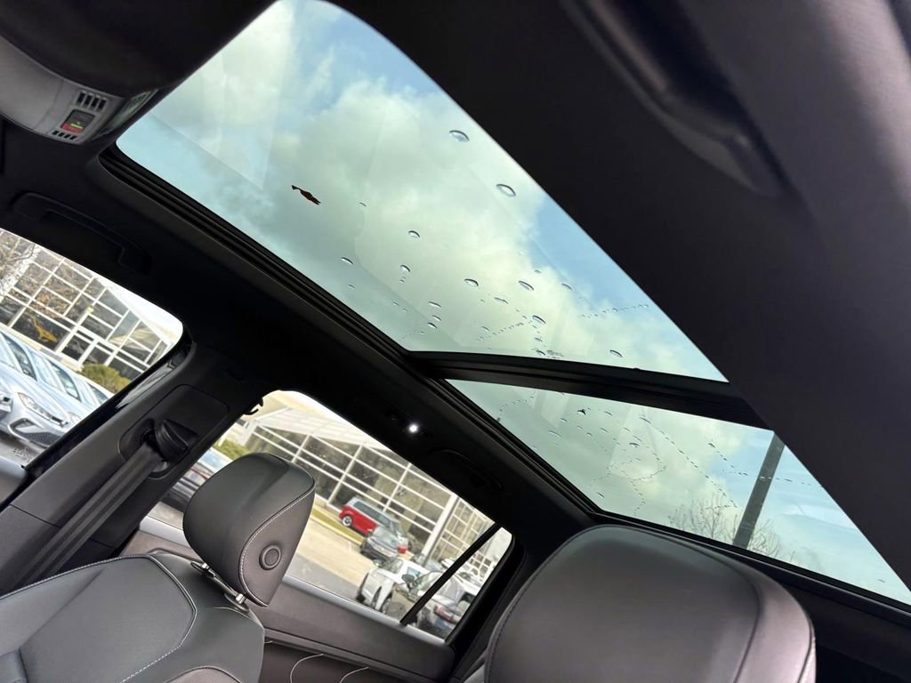 Used 2023 Volkswagen Tiguan SE R-Line image 25