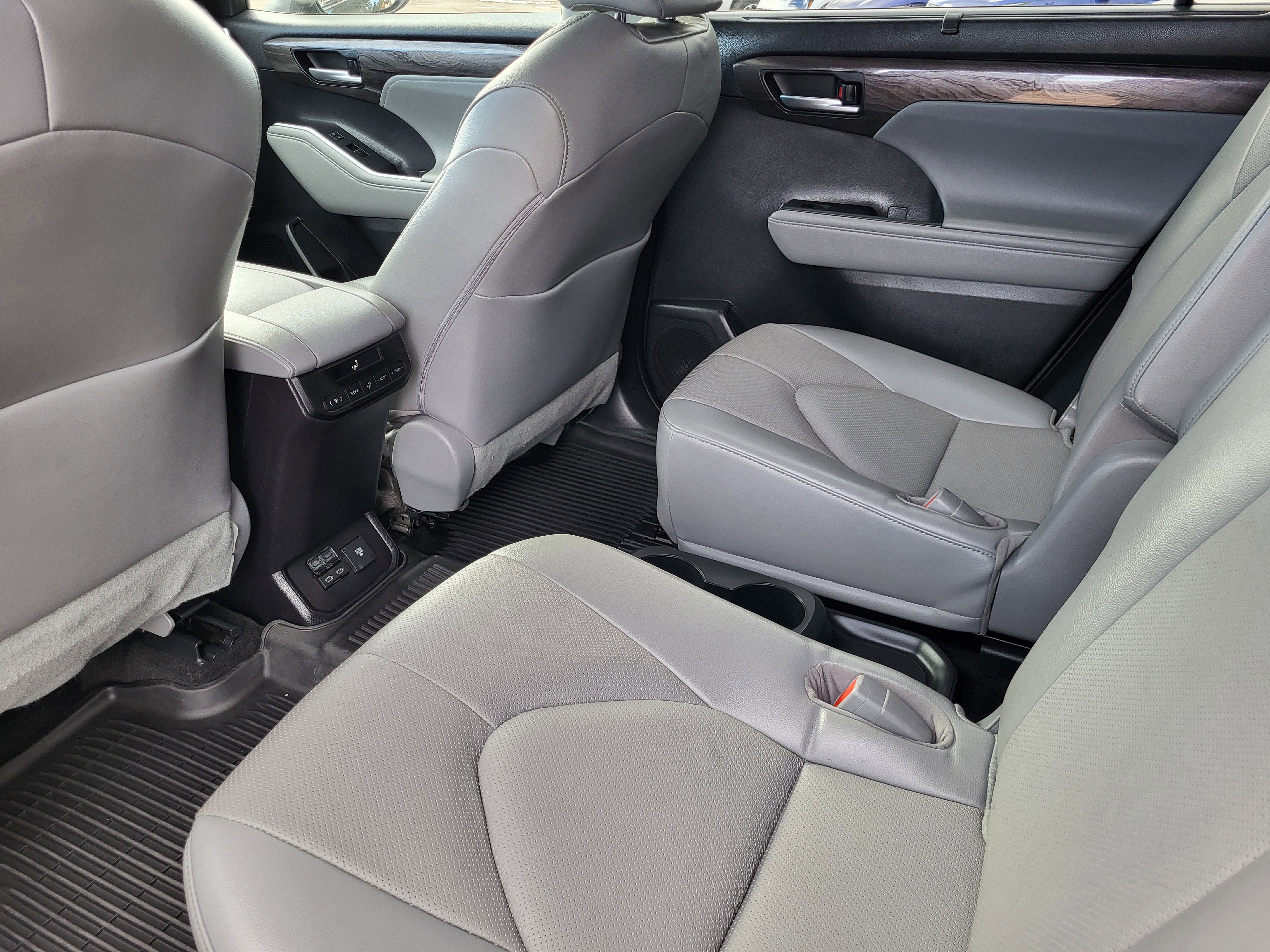 Used 2023 Toyota Highlander Limited image 8
