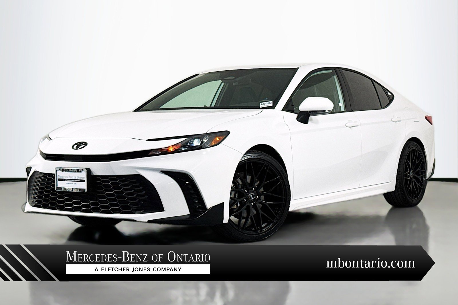 Used 2025 Toyota Camry SE w/ Convenience Package image 1