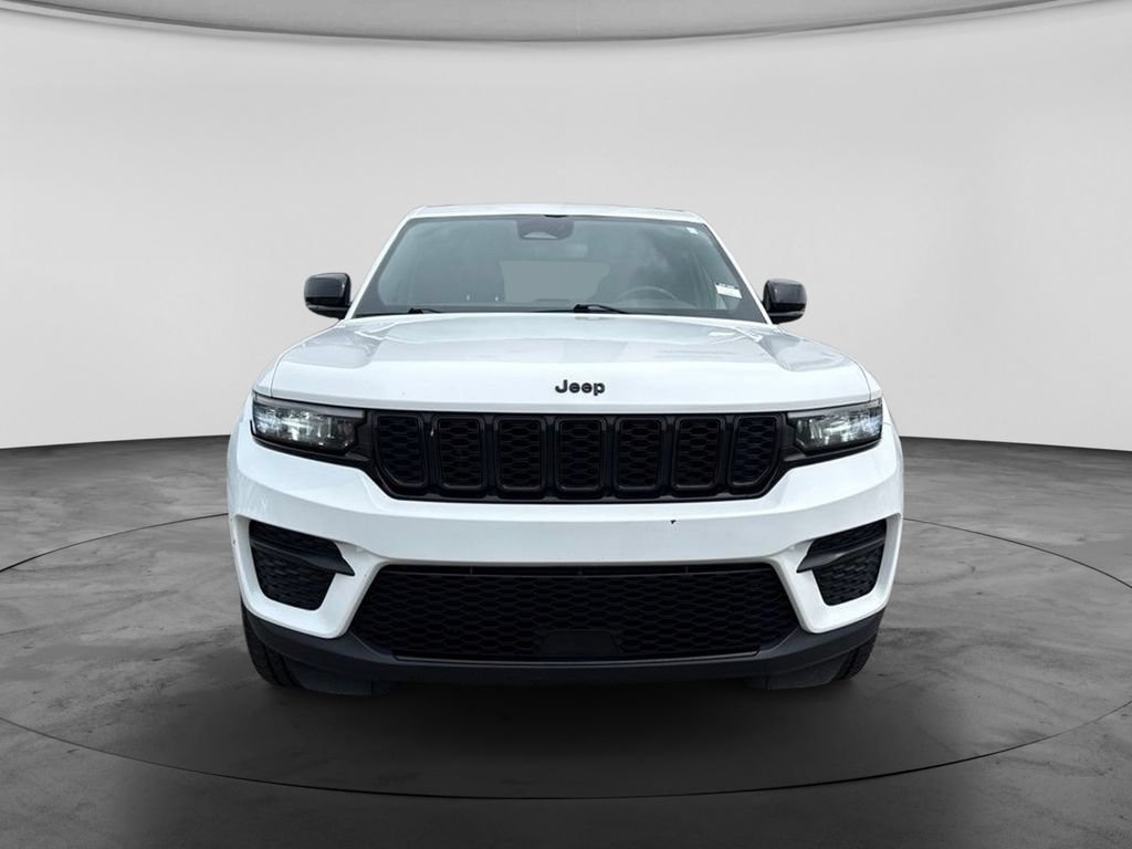 Used 2023 Jeep Grand Cherokee Altitude AWD/4WD image 4