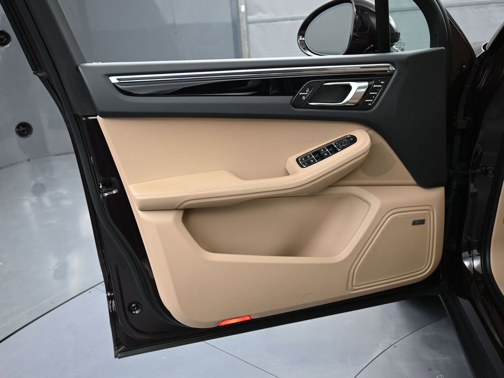 Certified 2025 Porsche Macan image 15