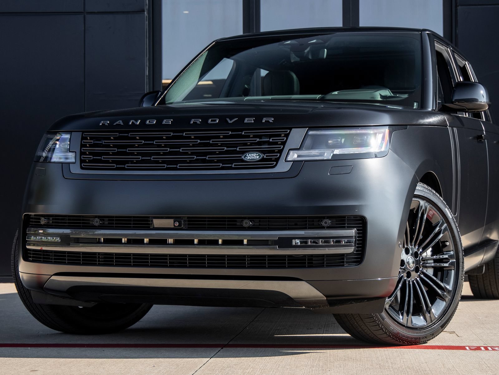 Used 2025 Land Rover Range Rover SE AWD/4WD image 3