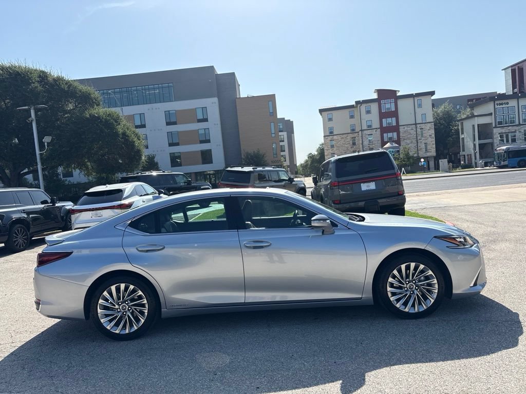 Certified 2022 Lexus ES 300h Ultra Luxury w/ Accessory Package 2 FWD image 6