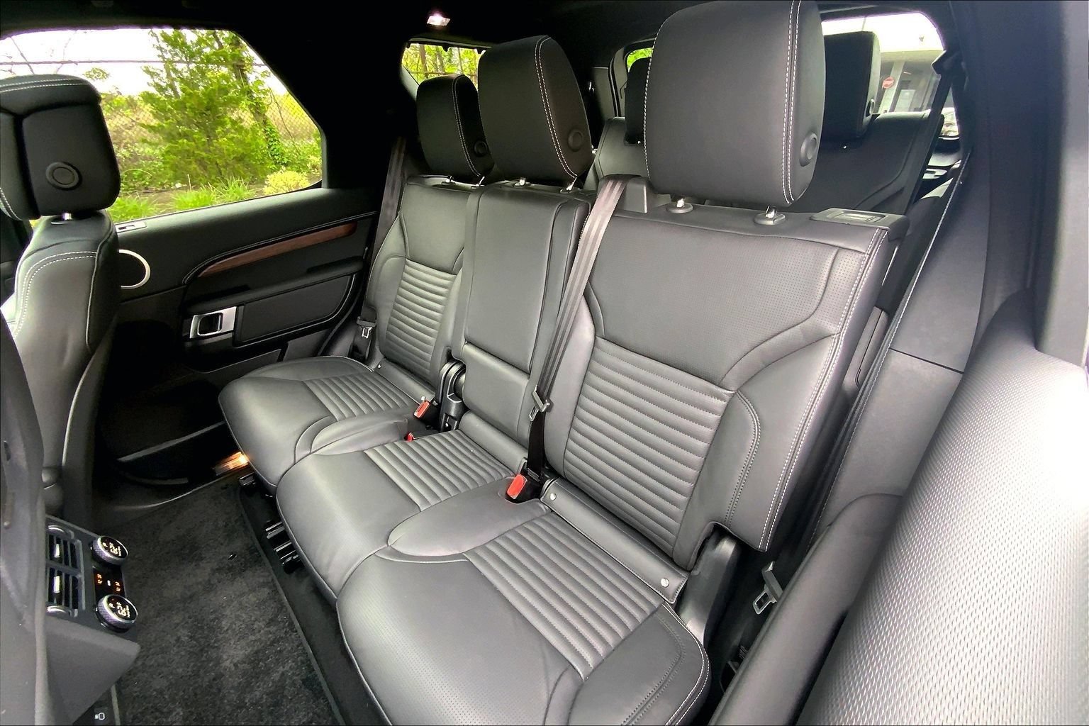 Certified 2025 Land Rover Discovery Dynamic SE AWD/4WD image 20