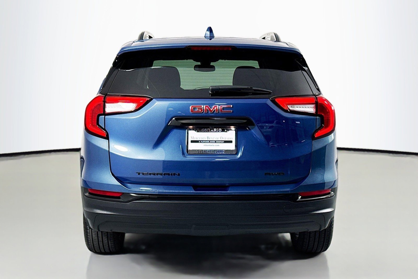 Used 2024 GMC Terrain SLE w/ Driver Convenience Package image 3